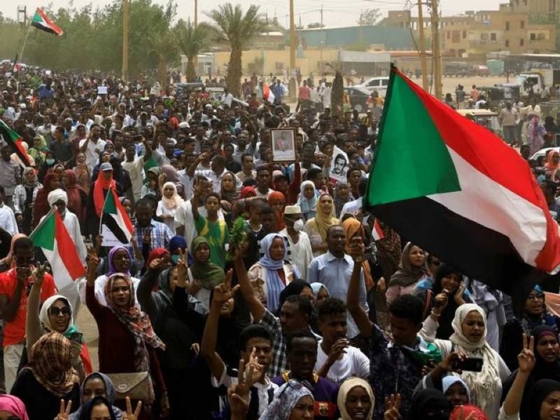 خرج المحتجون إلى الشوارع في مدن في وسط وشرق وشمال السودان