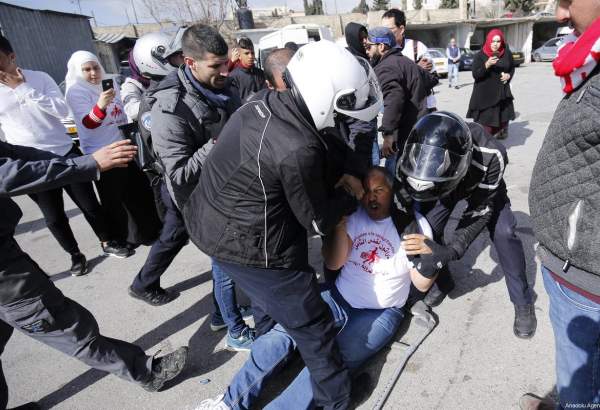 صیہونی حکومت کے باوردی دہشتگردوں کا ایک بار پھر فلسطینیوں پر دھاوا،63 فلسطینی زخمی