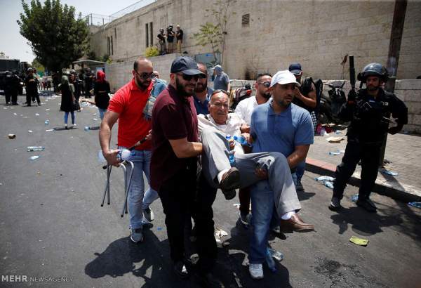 اسرائیلی فوجیوں کی ظلم و بربریت، مظاہرہ کرتے ہوئے فلسطینیوں پر حملہ