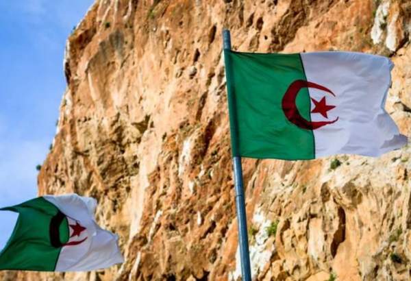 Le président algérien met en garde contre tout mouvement menaçant du Maroc