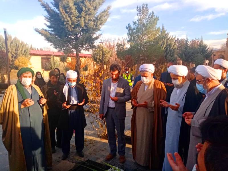 الدكتور شهرياري يؤدي التحية والاحترام لمقام الشهداء الشامخ بزيارته لروضة الشهداء بمحافظة كردستان  