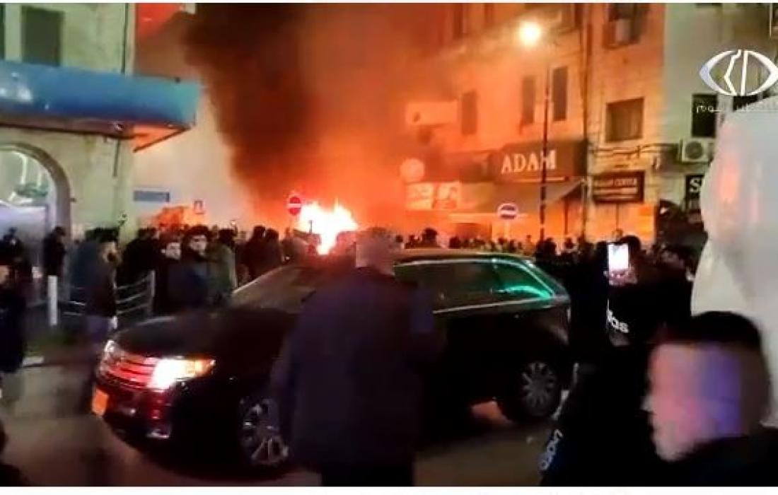 حرق مركبة لمستوطنين صهاينة وسط رام الله بالضفة المحتلة