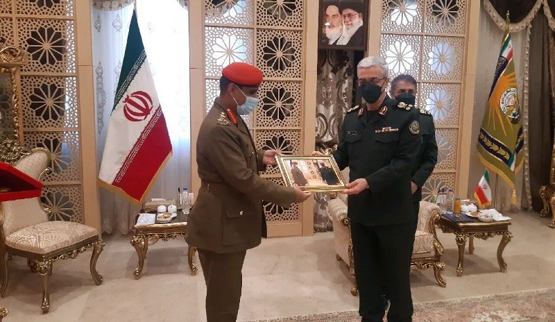 اللواء باقري يستقبل مساعد رئيس اركان القوات المسلحة العماني