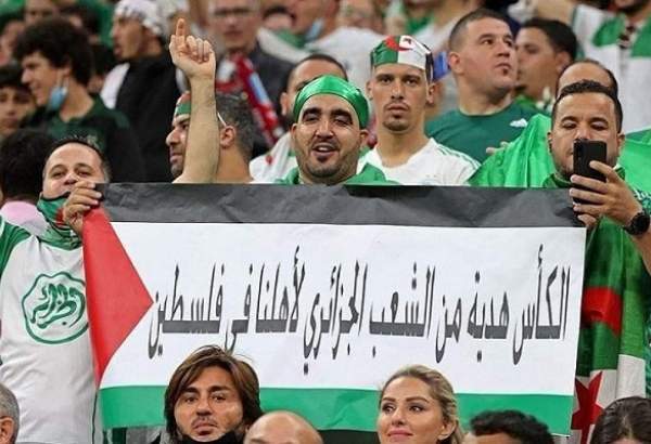 تیم ملی الجزایر جام قهرمانی خود را به ملت فلسطین تقدیم کرد
