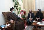 الرئيس الايراني يزور عائلة أحد شهداء الطائفة المسيحية في طهران