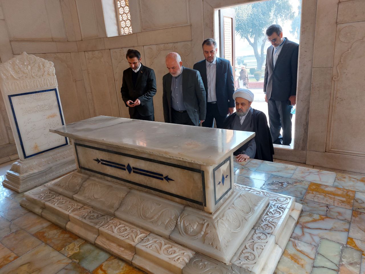 Huj. Shahriari visits tomb of Allama Iqbal Lahori (photo ...