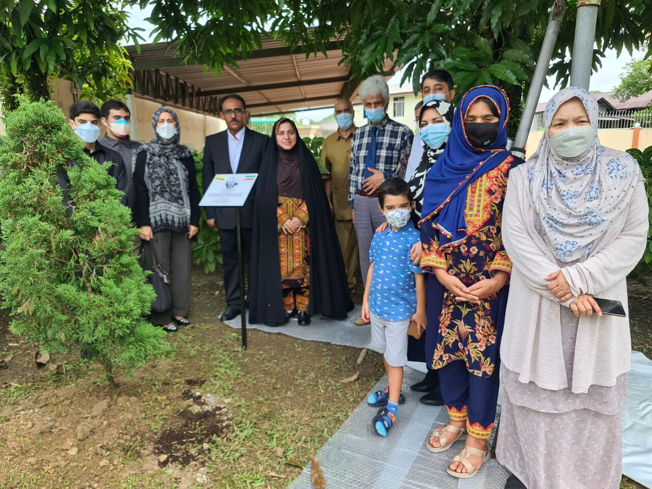 کاشت درخت مقاومت به یاد شهید سلیمانی در سفارت ایران در برونئی