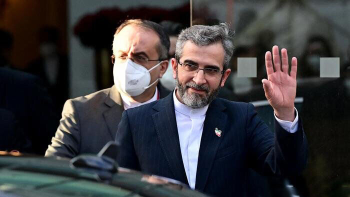 مذاکره کننده ارشد ایران برای ادامه دور هشتم مذاکرات رفع تحریم‌ها وارد وین شد