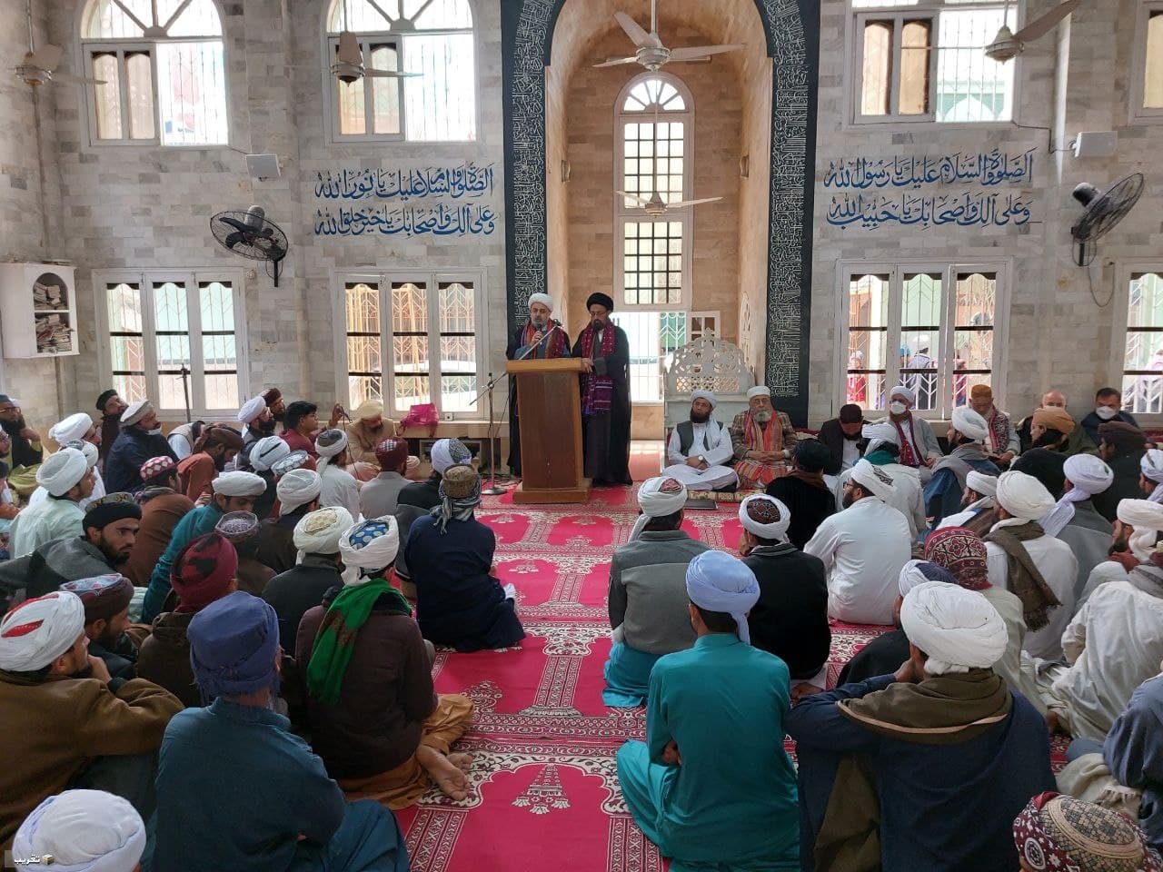 الدكتور " شهرياري"  يلقي كلمة في مسجد دار العلوم المجددية النعيمية في كراجي  