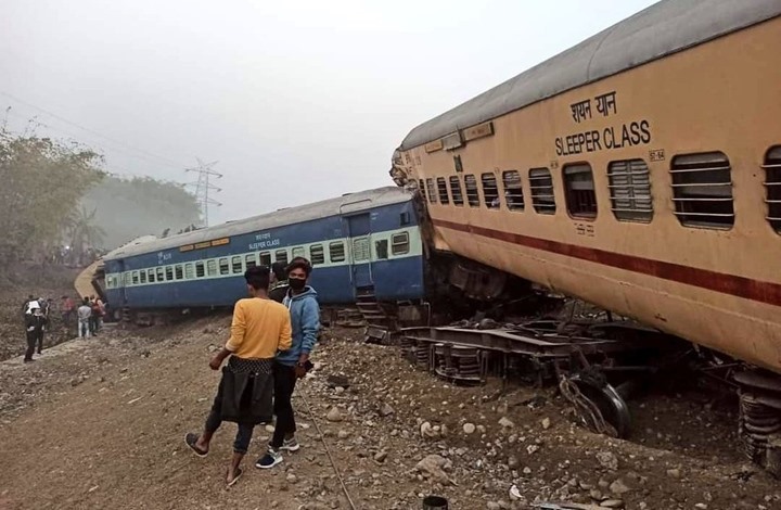 عشرات القتلى والجرحى في حادثة انقلاب قطار بالهند