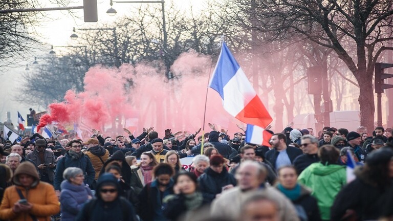 54 ألف شخص تظاهروا ضد التصاريح الصحية في فرنسا