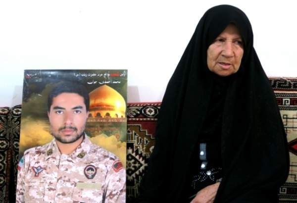 مادر اولین شهید مدافع حرم استان بوشهر تکریم شد