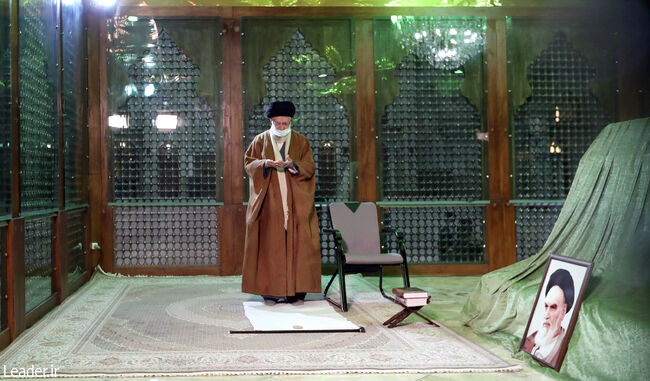 رهبر انقلاب اسلامی در مرقد امام خمینی(ره) و گلزار شهدا حضور یافتند