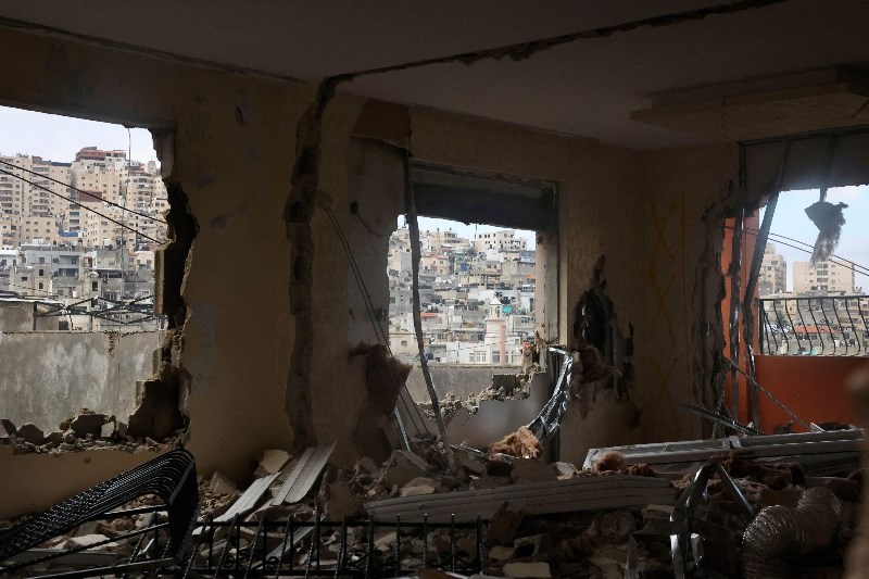 قوات الاحتلال تهدم منزل منفذ عملية القدس فادي أبو شخيدم في مخيم شعفاط  