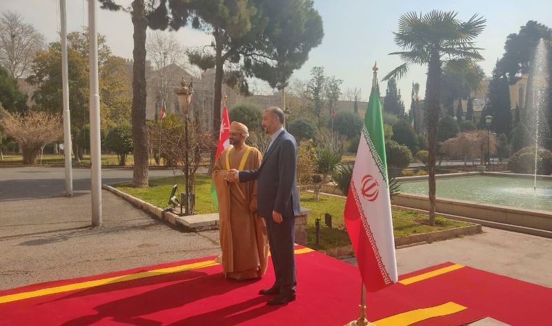 وزیر الخارجیة يلتقي نظيره العماني في طهران