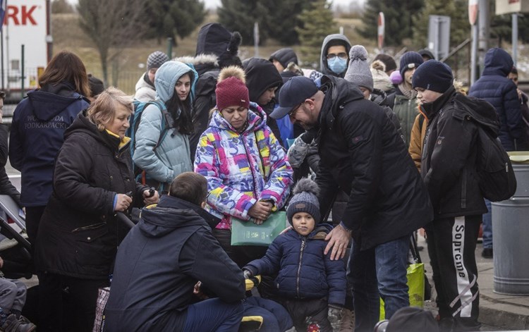 تزايد العنصرية تجاه اللاجئين غير الأوكرانيين الذين يصلون إلى بولندا