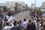 Yemeni people condemn Saudi siege in massive protest