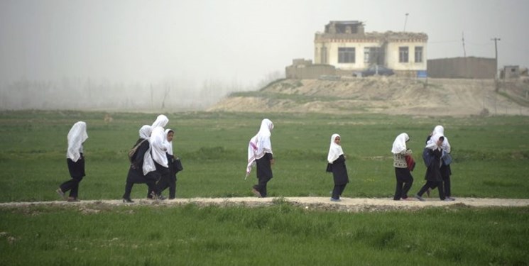 خانواده‌های افغان کودکان‌ خود را برای رفتن به مدرسه آماده کنند