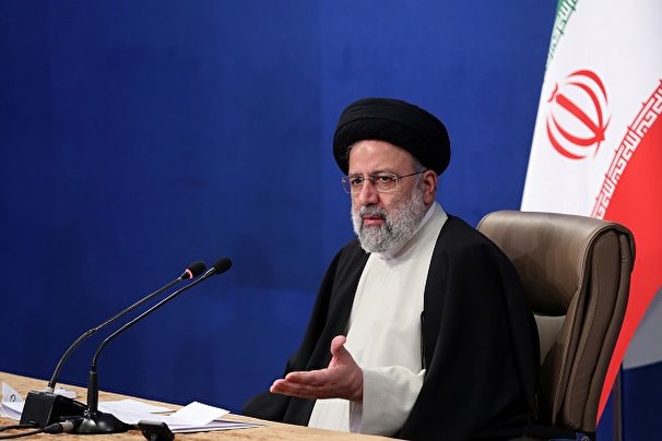 الرئيس الايراني يؤكد على ضرورة الالتزام بالتعليمات الصحية