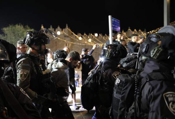 Israeli police detaining Palestinians in occupied East Jerusalem. (WAFA Images)