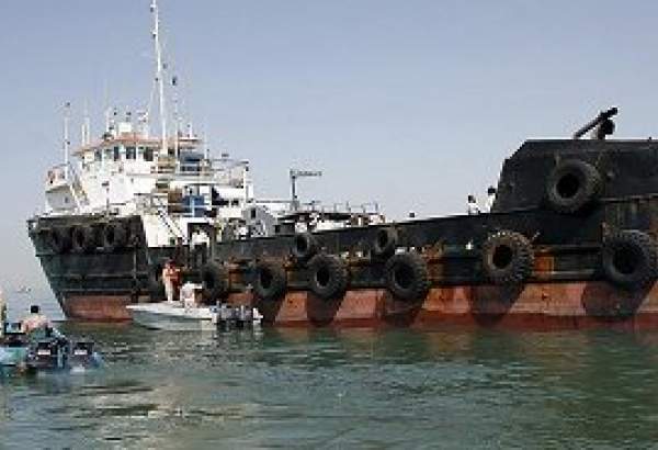 توقیف دو شناور حامل سوخت قاچاق توسط نیروی دریایی سپاه