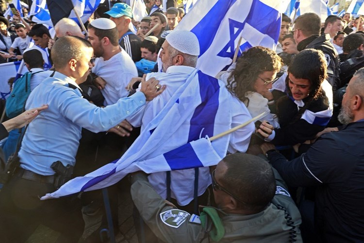 مواجهات بين شرطة الاحتلال ومستوطنين في مسيرة الأعلام الإسرائيلية