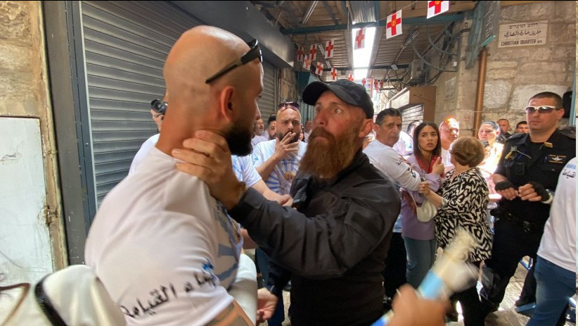 الاحتلال يعتدي على المسيحيين خلال احتفالهم بـ "سبت النور"..في القدس المحتلّة