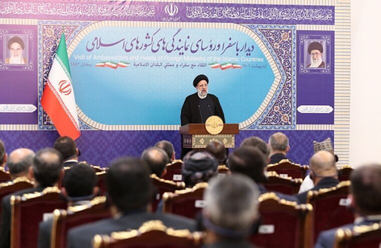 الرئيس الإيراني: تطبيع العلاقات مع الكيان الصهيوني كتربية الافعى في الكُمّ