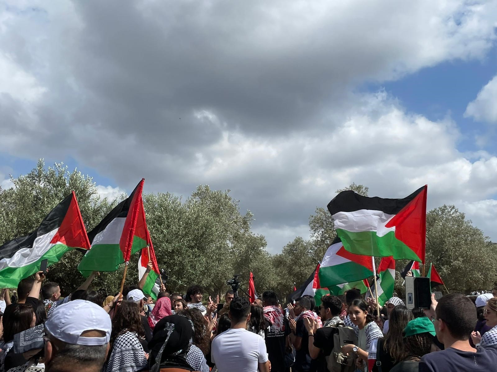 آلاف الفلسطينيين يشاركون في مسيرة العودة الـ25 لقرية معيار في الداخل المحتل