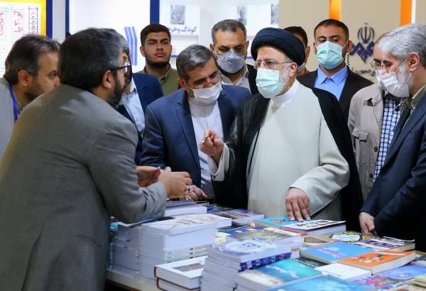 الرئيس الايراني يتفقد معرض طهران الدولي للكتاب  
