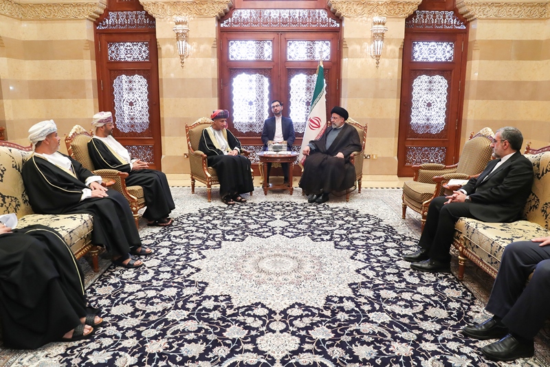 نائب رئيس الوزراء العماني يلتقي الرئيس رئيسي في مسقط