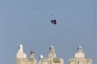 اهتزاز پرچم فلسطین از فراز آسمان قدس بر راهپیمایی پرچم  
