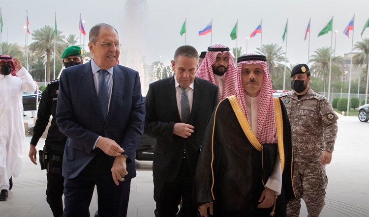 وزير الخارجية السعودي فيصل بن فرحان خلال استقباله نظيره الروسي سيرغي لافروف