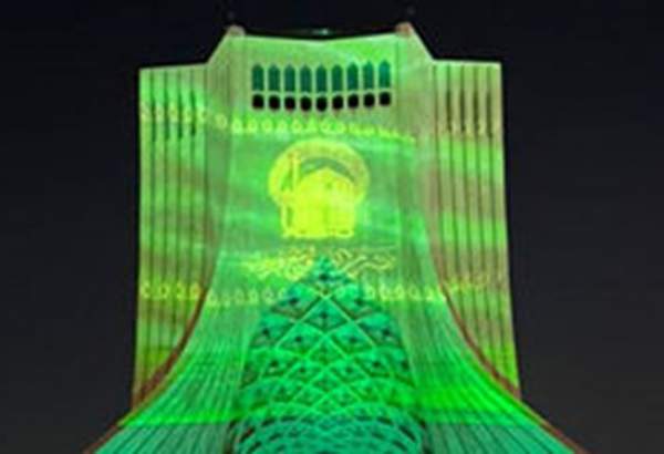 پرچم حرم رضوی بر برج آزادی تهران نقش بست