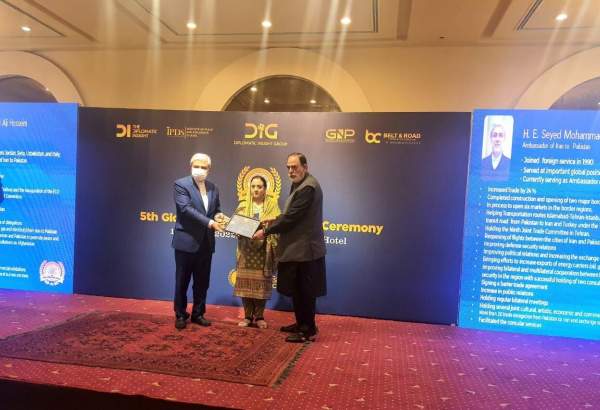 جایزه سفیر جهانی ۲۰۲۲ به سفیر ایران در پاکستان اعطا شد