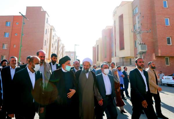 الرئيس الايراني يتفقد مجمعا سكنيا جنوب شرق طهران