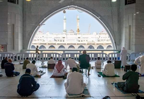 Prayer leader of al-Haram Mosque condemns desecration of prophets