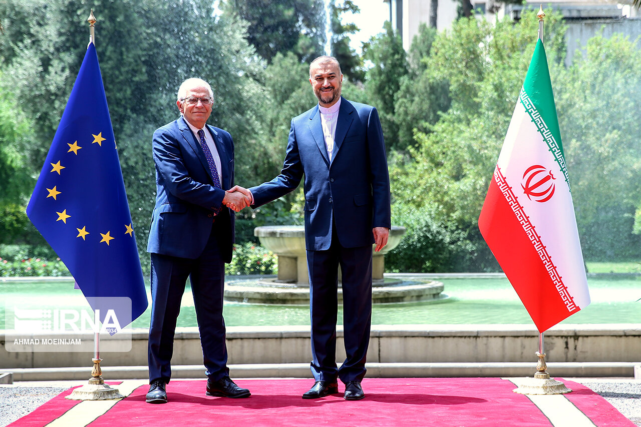 بوريل مغردا : اتفقت مع ايران على استئناف المفاوضات في فيينا