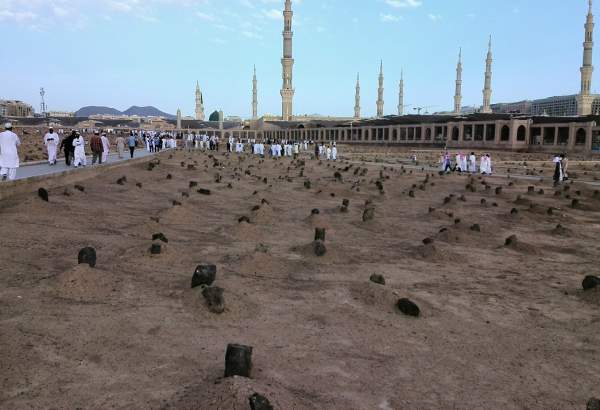 Les pèlerins du Hajj visitent le cimetière de Baqi à Médine