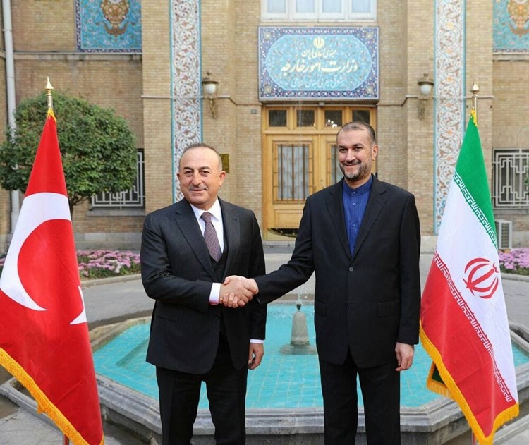 وزير الخارجية الإيراني حسين أمير عبد اللهيان ونظيره التركي في طهران (أرشيف)