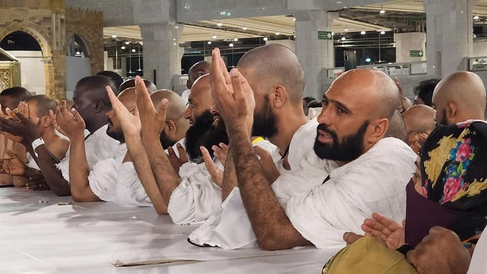 Hajj pilgrims praying at Great Mosque of Mecca (photo)  