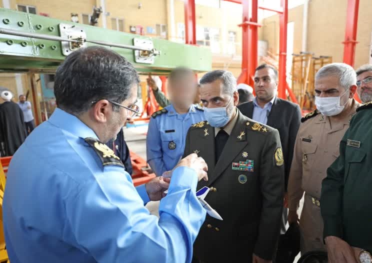 وزير الدفاع الايراني يتفقد مراحل انتاج طائرة تدريبية نفاثة