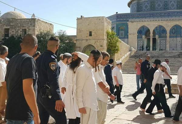 Scores of Israeli settlers break into Al-Aqsa