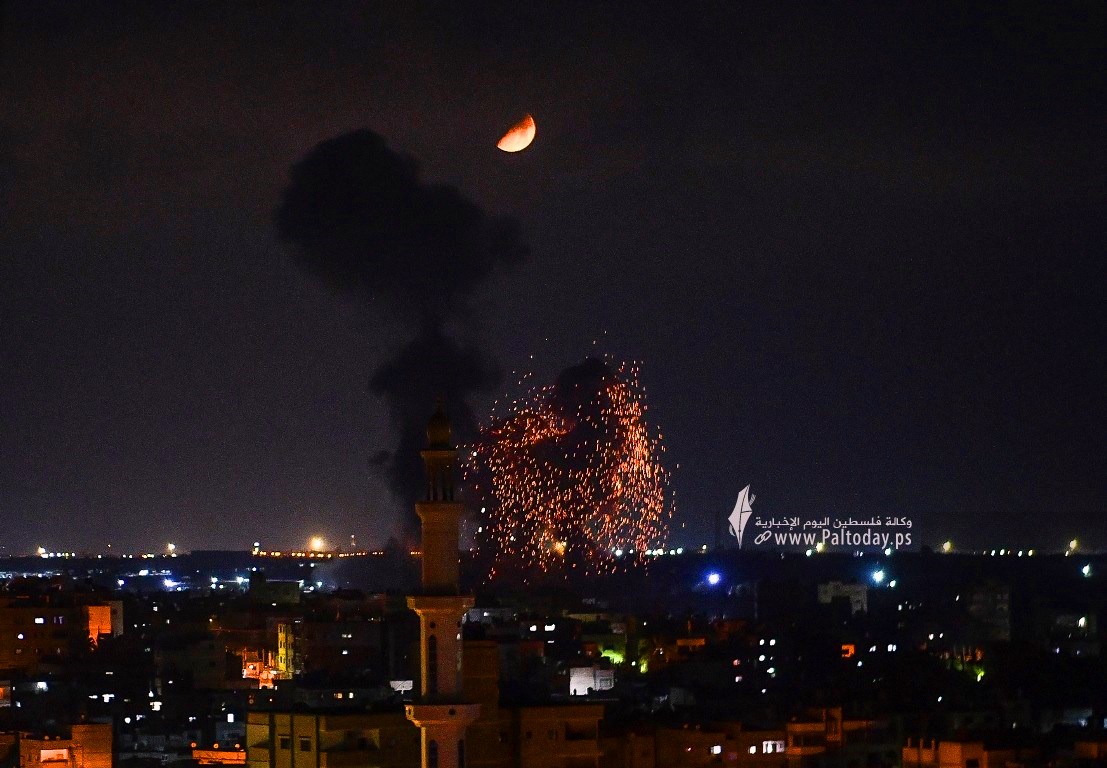 قصف مستمر من قبل طائرات الإحتلال الإسرائيلي على مدينة خانيونس جنوب قطاع غزة 