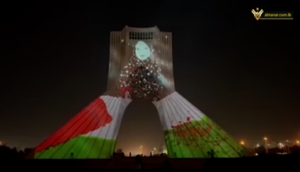 صورة الشهيدة الطفلة آلاء قدوم تضيئ برج آزادي في طهران