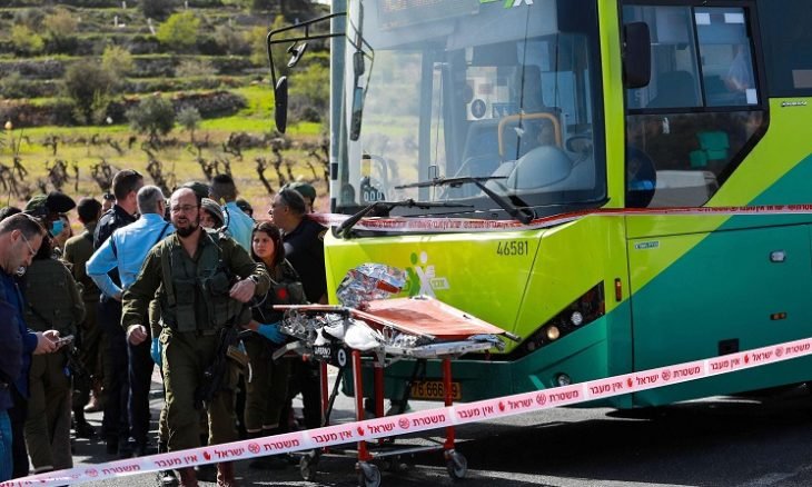 استغرقت 10 ثوان .. إصابة 9 مستوطنين بعملية إطلاق نار في القدس  
