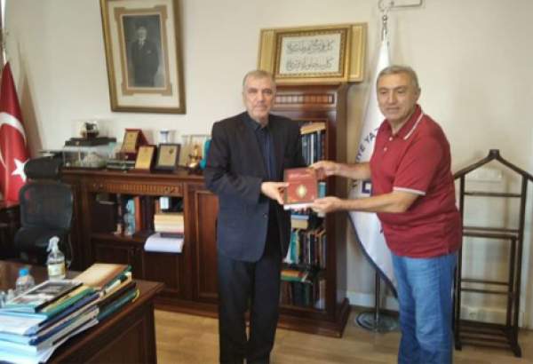 ترکی کے دورہ پر آئے آستان قدس رضوی کے نمائندہ کی ترکی کے مخطوطہ مرکز کے سربراہ سے ملاقات
