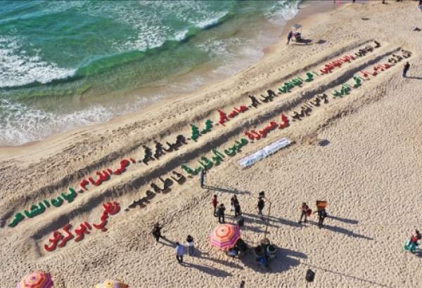 شاطئ غزة يتزين بأسماء وصور أطفال قتلوا في المعركة الأخيرة
