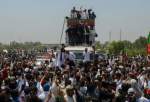 عمران خان يقود مسيرة ضخمة