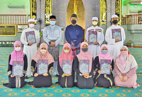 دریافت گواهینامه حفظ قرآن 12 نوجوان در برونئی